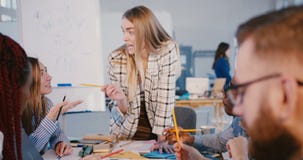 Patron femelle blond réussi collaborant avec les collègues multi-ethniques, menant le travail d'équipe sur le lieu de travail sai banque de vidéos Patron femelle blond réussi collaborant avec les collègues multi-ethniques, menant le travail d'équipe sur le lieu de travail sai banque de vidéos