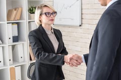 Patron féminin Shaking Hands avec l'associé photo stock Patron féminin Shaking Hands avec l'associé photo stock