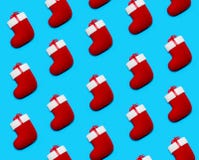 Patroon met Kerstmis Rode Sokken wordt gemaakt op Blauwe Achtergrond die Creatieve Minimale Vakantiesamenstelling Vlak leg stock afbeeldingen Patroon met Kerstmis Rode Sokken wordt gemaakt op Blauwe Achtergrond die Creatieve Minimale Vakantiesamenstelling Vlak leg stock afbeeldingen
