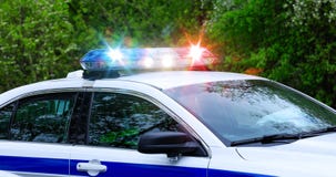 Patrouillepolitiewagen met nadruk op sirenelichten Mooi die sireneslicht op een politiewagen vóór opdracht van verkeer wordt geac stock afbeeldingen Patrouillepolitiewagen met nadruk op sirenelichten Mooi die sireneslicht op een politiewagen vóór opdracht van verkeer wordt geac stock afbeeldingen
