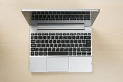 Patrzeć w dół na otwartym laptopie zdjęcie stock Patrzeć w dół na otwartym laptopie zdjęcie stock