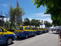 PATTATA, TAILÂNDIA - JUNHO 29,2018: estacionamento azul do táxi dos táxi-medidores do amarelo no lado dos parques de estacionamen imagens de stock PATTATA, TAILÂNDIA - JUNHO 29,2018: estacionamento azul do táxi dos táxi-medidores do amarelo no lado dos parques de estacionamen imagens de stock