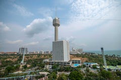 Pattaya parkerar strandhotellet och torn arkivbild Pattaya parkerar strandhotellet och torn arkivbild