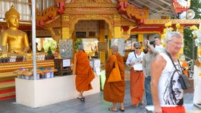 PATTAYA, TAILÂNDIA - 18 de dezembro de 2017: As monges e os turistas andam ao longo do grande monte complexo budista da Buda vídeos de arquivo PATTAYA, TAILÂNDIA - 18 de dezembro de 2017: As monges e os turistas andam ao longo do grande monte complexo budista da Buda vídeos de arquivo