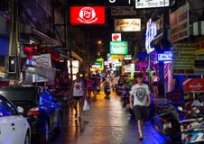 PATTAYA THAILAND - OKTOBER 12, 2016: Fullsatt nattgata mycket fotografering för bildbyråer PATTAYA THAILAND - OKTOBER 12, 2016: Fullsatt nattgata mycket fotografering för bildbyråer