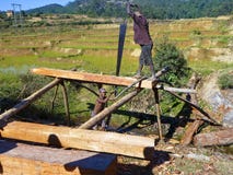 Pauvres hommes malgaches coupant le bois de construction image stock Pauvres hommes malgaches coupant le bois de construction image stock