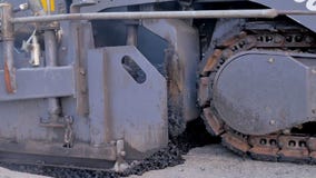 Paver ασφάλτου η μηχανή κατά τη διάρκεια της οδοποιίας, πλήρωμα οδοποιίας εφαρμόζει το στρώμα ασφάλτου φιλμ μικρού μήκους Paver ασφάλτου η μηχανή κατά τη διάρκεια της οδοποιίας, πλήρωμα οδοποιίας εφαρμόζει το στρώμα ασφάλτου φιλμ μικρού μήκους