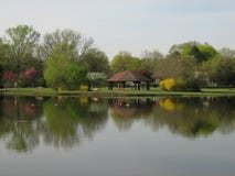 Paviljoenpark met bezinning royalty-vrije stock foto Paviljoenpark met bezinning royalty-vrije stock foto