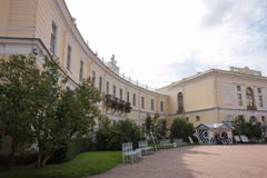 Pavlovsk, Αγία Πετρούπολη, Ρωσία - 10 Σεπτεμβρίου 2018 Μεγάλα παλάτι και μνημείο στον αυτοκράτορα Pavel Ι στοκ εικόνα Pavlovsk, Αγία Πετρούπολη, Ρωσία - 10 Σεπτεμβρίου 2018 Μεγάλα παλάτι και μνημείο στον αυτοκράτορα Pavel Ι στοκ εικόνα