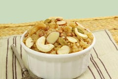 Payasam dulce roto lapsi dulce indio del pudín del trigo de la comida del gujrati pongal o sheera del daliya foto de archivo Payasam dulce roto lapsi dulce indio del pudín del trigo de la comida del gujrati pongal o sheera del daliya foto de archivo
