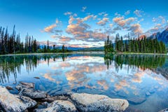 Paysage canadien : Lever de soleil au lac pyramid en Jasper National P images libres de droits Paysage canadien : Lever de soleil au lac pyramid en Jasper National P images libres de droits