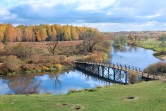 Paysage d'automne avec la rivière et le pont en bois photo libre de droits Paysage d'automne avec la rivière et le pont en bois photo libre de droits