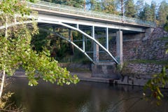 Paysage d'automne des eaux de pont et de rivière de Kymijoki en Finlande, Kymenlaakso, Kouvola, Myllykoski photo stock Paysage d'automne des eaux de pont et de rivière de Kymijoki en Finlande, Kymenlaakso, Kouvola, Myllykoski photo stock