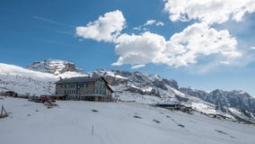 Paysage d'hiver, dolomites de Brenta, crêtes alpines photographie stock libre de droits Paysage d'hiver, dolomites de Brenta, crêtes alpines photographie stock libre de droits