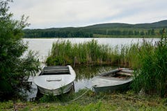 Paysage d'été avec yanikha et bateaux de Vodop de lac “ images stock Paysage d'été avec yanikha et bateaux de Vodop de lac “ images stock