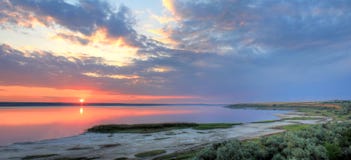 Paysage d'été sur les banques du lac au coucher du soleil images libres de droits Paysage d'été sur les banques du lac au coucher du soleil images libres de droits