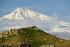 Paysage de colline avec la montagne d'Ararat au fond Photographie stock Paysage de colline avec la montagne d'Ararat au fond Photographie stock