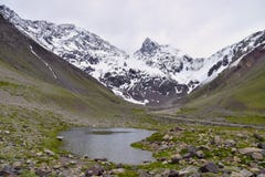 Paysage de haute montagne neigeuse avec le lac image libre de droits Paysage de haute montagne neigeuse avec le lac image libre de droits