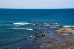 Paysage de la ligne de côte de roche océan bleu profond de plage avec le beautifu photos stock Paysage de la ligne de côte de roche océan bleu profond de plage avec le beautifu photos stock