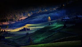Paysage de montagne avec le brouillard de matin d'automne au lever de soleil - Fundatur Photo stock Paysage de montagne avec le brouillard de matin d'automne au lever de soleil - Fundatur Photo stock