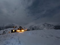 Paysage de montagne d'hiver de nuit dans le clair de lune de pleine lune Photographie stock libre de droits Paysage de montagne d'hiver de nuit dans le clair de lune de pleine lune Photographie stock libre de droits