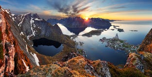 Paysage de montagne de panorama de nature au coucher du soleil, Norvège photo libre de droits Paysage de montagne de panorama de nature au coucher du soleil, Norvège photo libre de droits