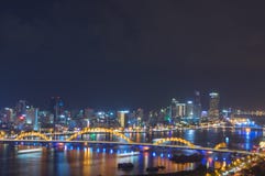 Paysage de nuit de la ville de Da Nang, Vietnam avec la magie de la lumière des ponts, des bâtiments et de la rêverie photographie stock libre de droits Paysage de nuit de la ville de Da Nang, Vietnam avec la magie de la lumière des ponts, des bâtiments et de la rêverie photographie stock libre de droits
