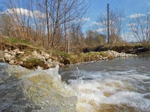Paysage de ressort avec l'eau courante photographie stock libre de droits Paysage de ressort avec l'eau courante photographie stock libre de droits