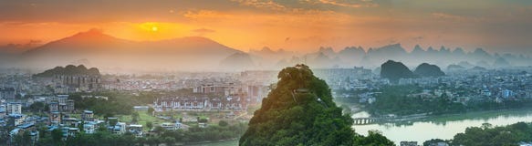 Paysage des montagnes de Guilin, de Li River et de Karst Situé près du comté de Yangshuo, province de Guangxi, Chine Photographie stock Paysage des montagnes de Guilin, de Li River et de Karst Situé près du comté de Yangshuo, province de Guangxi, Chine Photographie stock