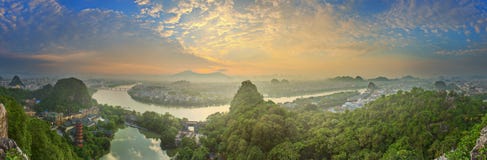 Paysage des montagnes de Guilin, de Li River et de Karst Situé près du comté de Yangshuo, province de Guangxi, Chine Images libres de droits Paysage des montagnes de Guilin, de Li River et de Karst Situé près du comté de Yangshuo, province de Guangxi, Chine Images libres de droits