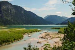 Paysage idyllique de montagne avec une rivière et des montagnes à l'arrière-plan photo stock Paysage idyllique de montagne avec une rivière et des montagnes à l'arrière-plan photo stock