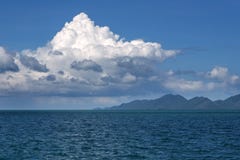 Paysage marin Nuages, petites collines sur l'horizon images stock Paysage marin Nuages, petites collines sur l'horizon images stock