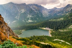 Paysage montagneux avec le lac dans la vallée image stock Paysage montagneux avec le lac dans la vallée image stock