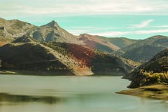 Paysage naturel montagneux avec le lac dans le premier plan, terre de différentes couleurs image libre de droits Paysage naturel montagneux avec le lac dans le premier plan, terre de différentes couleurs image libre de droits