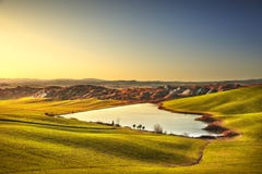 Paysage rural de la Toscane, Crète Senesi sur le coucher du soleil, Italie Lac et photographie stock Paysage rural de la Toscane, Crète Senesi sur le coucher du soleil, Italie Lac et photographie stock