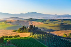Paysage scénique de la Toscane au lever de soleil, ` Orcia, Italie de Val d photo stock Paysage scénique de la Toscane au lever de soleil, ` Orcia, Italie de Val d photo stock