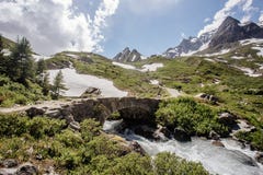 Paysage scénique paisible avec un pont en pierre images libres de droits Paysage scénique paisible avec un pont en pierre images libres de droits