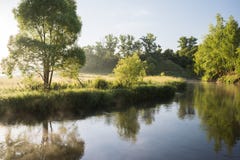 Paysage serein d'été Rivière tranquille et arbres verts sur des banques dedans Images stock Paysage serein d'été Rivière tranquille et arbres verts sur des banques dedans Images stock
