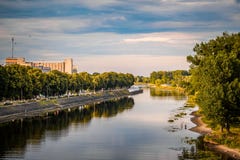 Paysage silencieux d'automne de réflexion de rivière de ville Panorama d'eau de rivière Rivière Pina dans la ville de Pinsk, Bela photo stock Paysage silencieux d'automne de réflexion de rivière de ville Panorama d'eau de rivière Rivière Pina dans la ville de Pinsk, Bela photo stock