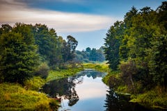 Paysage silencieux sauvage d'automne de réflexion de rivière de forêt Panorama d'eau de rivière de forêt d'automne Réflexion de r image stock Paysage silencieux sauvage d'automne de réflexion de rivière de forêt Panorama d'eau de rivière de forêt d'automne Réflexion de r image stock