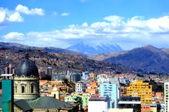 Paysage urbain de La Paz, capitale de la Bolivie avec la montagne d'Illimani se levant à l'arrière-plan photographie stock Paysage urbain de La Paz, capitale de la Bolivie avec la montagne d'Illimani se levant à l'arrière-plan photographie stock