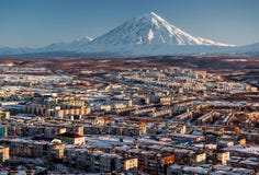Paysage urbain de Petropavlovsk-Kamchatsky et volcan de Koryaksky photos stock Paysage urbain de Petropavlovsk-Kamchatsky et volcan de Koryaksky photos stock