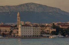 Paysage urbain de SPLIT/CROATIA de fente au crépuscule images libres de droits Paysage urbain de SPLIT/CROATIA de fente au crépuscule images libres de droits