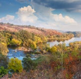 Paysage - vallée de rivière en automne, beau jour ensoleillé Image stock Paysage - vallée de rivière en automne, beau jour ensoleillé Image stock