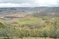 Paz e serenidade que apreciam as vistas maravilhosas dos prados ao redor na vila de Medinaceli Arquitetura, história, curso fotografia de stock Paz e serenidade que apreciam as vistas maravilhosas dos prados ao redor na vila de Medinaceli Arquitetura, história, curso fotografia de stock