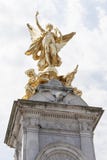 Paz e vitória voadas douradas na parte superior de Victoria Memorial, Londres, Reino Unido Fotografia de Stock Paz e vitória voadas douradas na parte superior de Victoria Memorial, Londres, Reino Unido Fotografia de Stock