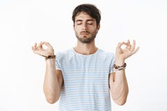 Paz y frialdad Retrato de la situación masculina apuesta enfocada tranquila y relajada del profesor de la yoga en actitud del lot fotografía de archivo Paz y frialdad Retrato de la situación masculina apuesta enfocada tranquila y relajada del profesor de la yoga en actitud del lot fotografía de archivo