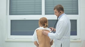 Paziente d'esame del medico con lo stetoscopio video d archivio Paziente d'esame del medico con lo stetoscopio video d archivio
