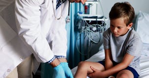 Paziente d'esame del medico maschio video d archivio Paziente d'esame del medico maschio video d archivio