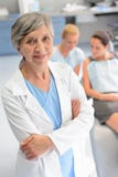 Paziente professionale della donna del dentista a chirurgia dentale fotografia stock Paziente professionale della donna del dentista a chirurgia dentale fotografia stock